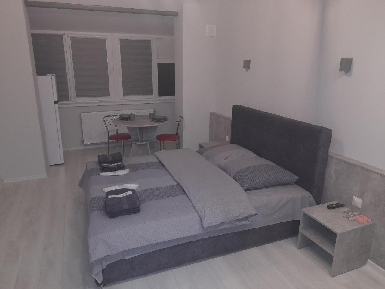 Hotelroom 11 *